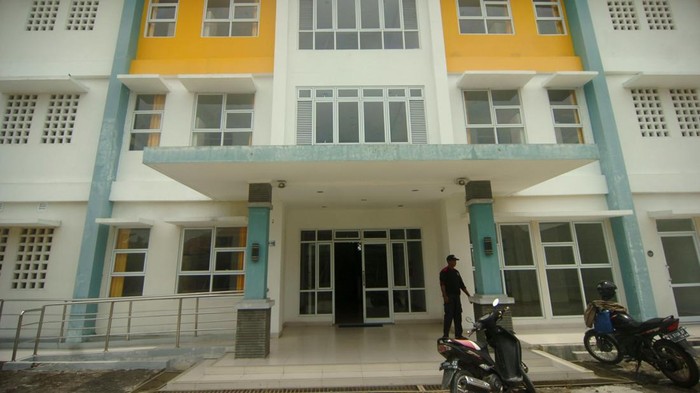 Penampakan Rusunawa dan Rusunami yang Mulai Dibuka Pemkot Tegal Petugas berada samping bangunan Rumah Susun Sewa (Rusunawa) Tegal, Jawa Tengah, Selasa (7/2/2023). Pemerintah Kota Tegal mulai membuka pedaftaran penyewaan 42 kamar rusunawa untuk Masyarakat Berpenghasilan Rendah (MBR) dan membuka penyewaan Rumsh Susun Milik (Rusunami) untuk Aparatur Sipil Negara (ASN) sebagai ujicoba penerapan standar rumah susun hemat energi dan ramah lingkungan yang menyesuaikan kondisi iklim di suatu daerah. ANTARA FOTO/Oky Lukmansyah/hp.