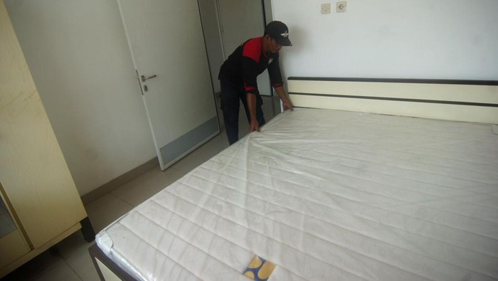 Petugas berada samping bangunan Rumah Susun Sewa (Rusunawa) Tegal, Jawa Tengah, Selasa (7/2/2023). Pemerintah Kota Tegal mulai membuka  pedaftaran penyewaan 42 kamar rusunawa untuk Masyarakat Berpenghasilan Rendah (MBR) dan membuka penyewaan Rumsh Susun Milik (Rusunami) untuk Aparatur Sipil Negara (ASN) sebagai ujicoba penerapan standar rumah susun hemat energi dan ramah lingkungan yang menyesuaikan kondisi iklim di suatu daerah. ANTARA FOTO/Oky Lukmansyah/hp.
