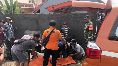 Jasad Abdul Kholik dievakuasi ke RSUP Prof Ngoerah Denpasar, Selasa (7/2/2023).