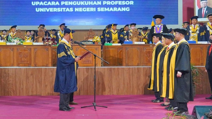 Pengukuhan 4 guru besar di kampus Unnes Semarang, Selasa (7/2/2023).