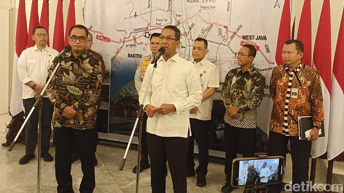 Penjabat (Pj) Gubernur DKI Jakarta Heru Budi Hartono menggelar rapat pimpinan bersama Menteri Perhubungan RI Budi Karya Sumadi. (Tiara/detikcom)