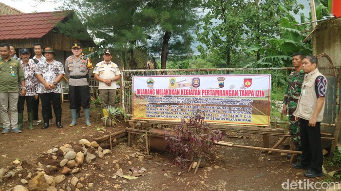 Penutupan pertambangan tanpa izin di Cluwak, Pati, Selasa (7/2/2023).