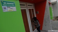Seorang nasabah Bank BTN meninjau rumah subsidinya yang diperoleh lewat skema pembiayaan KPR BTN di bilangan Bekasi, Jawa Barat.  PT Bank Tabungan Negara Persero (BTN) membuktikan keseriusannya dalam menggarap Digital Mortage Ecosystem atau ekosistem digital di sektor properti.