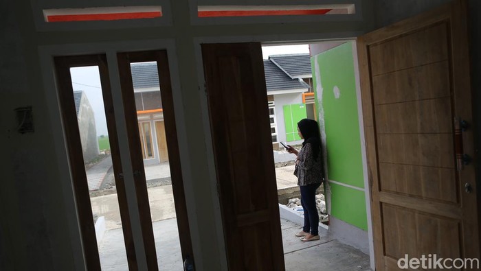Memiliki rumah sendiri jadi impian dan keinginan setiap orang sebagai salah satu kebutuhan pokok. Tapi, tak sedikit dari mereka yang kesulitan dengan beragam alasan.

Salah satu alasan yang paling banyak dialami yakni berasal dari profesi sektor informal atau masyarakat yang berpenghasilan rendah. Bank BTN pun punya solusinya. Semua itu bisa diwujudkan dengan cara memanfaatkan kredit pemilikan rumah (KPR) dari Bank BTN yang didukung oleh pemerintah dengan beragam stake holder terkait.