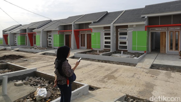 Memiliki rumah sendiri jadi impian dan keinginan setiap orang sebagai salah satu kebutuhan pokok. Tapi, tak sedikit dari mereka yang kesulitan dengan beragam alasan.

Salah satu alasan yang paling banyak dialami yakni berasal dari profesi sektor informal atau masyarakat yang berpenghasilan rendah. Bank BTN pun punya solusinya. Semua itu bisa diwujudkan dengan cara memanfaatkan kredit pemilikan rumah (KPR) dari Bank BTN yang didukung oleh pemerintah dengan beragam stake holder terkait.