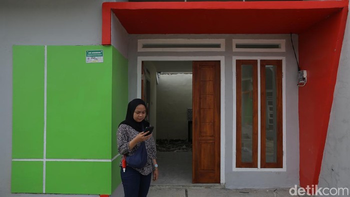 Memiliki rumah sendiri jadi impian dan keinginan setiap orang sebagai salah satu kebutuhan pokok. Tapi, tak sedikit dari mereka yang kesulitan dengan beragam alasan.

Salah satu alasan yang paling banyak dialami yakni berasal dari profesi sektor informal atau masyarakat yang berpenghasilan rendah. Bank BTN pun punya solusinya. Semua itu bisa diwujudkan dengan cara memanfaatkan kredit pemilikan rumah (KPR) dari Bank BTN yang didukung oleh pemerintah dengan beragam stake holder terkait.