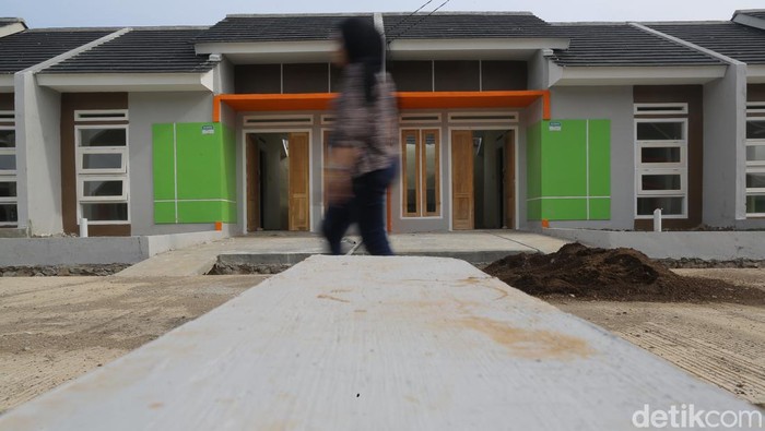 Memiliki rumah sendiri jadi impian dan keinginan setiap orang sebagai salah satu kebutuhan pokok. Tapi, tak sedikit dari mereka yang kesulitan dengan beragam alasan.

Salah satu alasan yang paling banyak dialami yakni berasal dari profesi sektor informal atau masyarakat yang berpenghasilan rendah. Bank BTN pun punya solusinya. Semua itu bisa diwujudkan dengan cara memanfaatkan kredit pemilikan rumah (KPR) dari Bank BTN yang didukung oleh pemerintah dengan beragam stake holder terkait.
