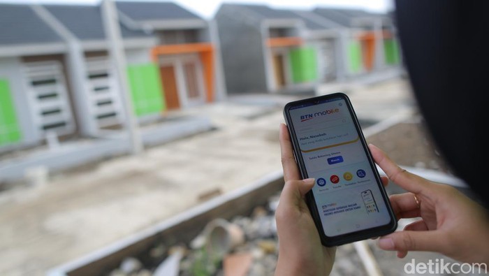 Memiliki rumah sendiri jadi impian dan keinginan setiap orang sebagai salah satu kebutuhan pokok. Tapi, tak sedikit dari mereka yang kesulitan dengan beragam alasan.

Salah satu alasan yang paling banyak dialami yakni berasal dari profesi sektor informal atau masyarakat yang berpenghasilan rendah. Bank BTN pun punya solusinya. Semua itu bisa diwujudkan dengan cara memanfaatkan kredit pemilikan rumah (KPR) dari Bank BTN yang didukung oleh pemerintah dengan beragam stake holder terkait.