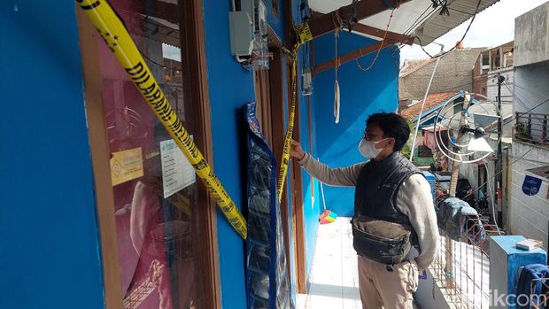 Penyiksaan anak di Cimahi, Jawa Barat menghebohkan masyarakat setempat. Diketahui, seorang ayah tega menyiksa kedua anaknya hingga salah satu meninggal dunia.