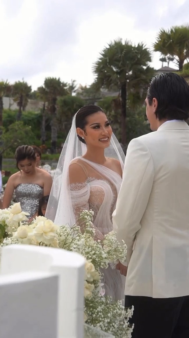 Gaun pengantin Patricia Gouw karya Hian Tjen ini banjir pujian netizen. “Belum pernah liat wedding dress sebagus ini ❤️❤️❤️… perpaduan Mewah, elegant, sexy,” tulis netizen. “Baguuuus bangeeet, ga pernah yg lihat model begini dimanapun,” tulis netizen lainnya. Foto: Instagram