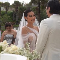 Gaun pengantin Patricia Gouw karya Hian Tjen ini banjir pujian netizen. “Belum pernah liat wedding dress sebagus ini ❤️❤️❤️… perpaduan Mewah, elegant, sexy,” tulis netizen. “Baguuuus bangeeet, ga pernah yg lihat model begini dimanapun,” tulis netizen lainnya. Foto: Instagram