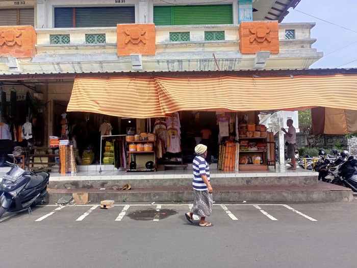 Pertokoan kain di Pasar Semarapura, Klungkung, Bali, Selasa (7/2/2023). (IST)