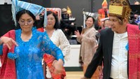 Para pengunjung acara ini terlihat sangat menikmati kemeriahan pertunjukan musik dan tarian tradisional, seperti mengekspresikan keseruannya ketika gabung menari Tor-Tor, Poco-Poco dan goyang Maumere bersama. (dok. KJRI San Francisco)