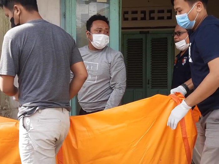 Petugas mengevakuasi mayat pria dari rumah kosong di Purwakarta.