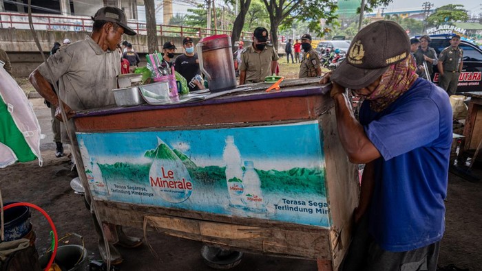 Petugas Satpol PP Kota Semarang mengangkut lapak pedagang kaki lima saat menertibkan bangunan liar di bawah jembatan layang Pelabuhan Tanjung Mas Semarang, Jawa Tengah, Selasa (7/2/2023). Sepuluh dari sekitar seratus bangunan liar seperti pedagang kaki lima, hunian bedeng, serta 29 tempat karaoke tak berizin yang berada di area itu dibongkar Satpol PP Kota Semarang yang sisanya akan dibongkar secara mandiri oleh pemilknya sebagai upaya menata kawasan Kota Semarang agar lebih rapi dengan rencana pembangunan taman oleh Pemkot Semarang senilai Rp10 miliar di kawasan tersebut.
