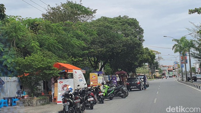 PKL di trotoar Jalan Pattimura. (Raja Adil Siregar/detikSumut)