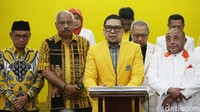 Sekjen PKS Aboe Bakar Al Habsyi dan Waketum Golkar Ahmad Doli Kurnia memberikan keterangan secara bergantian terkait pertemuan.