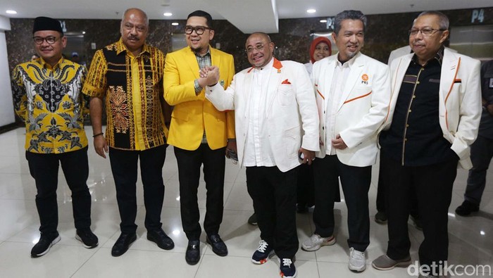 PKS Sambangi DPP Golkar Wakil Ketua Umum Partai Golkar Ahmad Doli Kurnia bersama Sekjen Partai Keadilan Sejahtera (PKS) Habib Aboe Bakar Alhabsyi memberikan keterangan pers usai pertemuan tertutup di Kantor DPP Partai Golkar, Jakarta, Selasa (7/2/2023). Pertemuan tersebut sebagai ajang silaturahmi dan konsolidasi jelang Pemilu 2024.