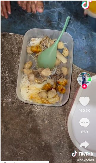 Polisi berbagi makanan ke tahanan