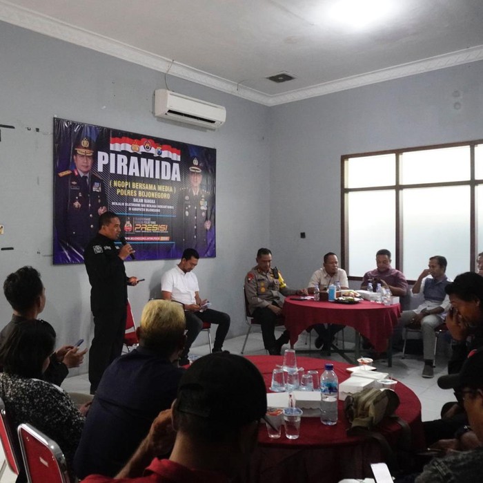 Polisi Di Bojonegoro Cangkrukan Bareng Media