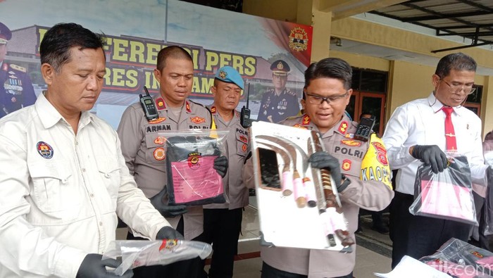 Polisi menunjukkan barang bukti sepeda motor kepada korban.