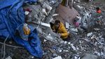Perjuangan Tim SAR Menembus Celah Reruntuhan Gempa Turki-Suriah