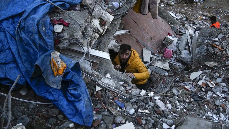 Tim SAR terus melakukan pencarian korban gempa di Turki dan Suriah. Bahkan mereka harus menembus celah reruntuhan bangunan untuk mengevakuasi korban.
