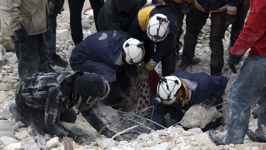 Kalimat Allahu Akbar Iringi Evakuasi Anak di Reruntuhan Gempa Suriah