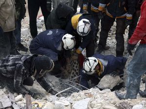 Kalimat Allahu Akbar Iringi Evakuasi Anak di Reruntuhan Gempa Suriah