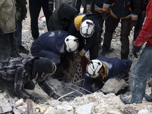 Kalimat Allahu Akbar Iringi Evakuasi Anak di Reruntuhan Gempa Suriah
