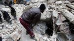 Perjuangan Tim SAR Menembus Celah Reruntuhan Gempa Turki-Suriah