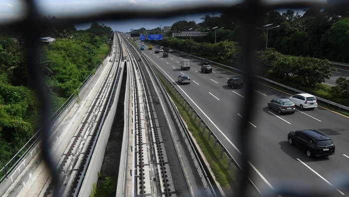 PROGRES KERETA LRT JABODEBEK Suasana pembangunan stasiun kereta 'Light Rail Transit' (LRT) di Dukuh Atas, Jakarta, Senin (6/2/2023). Berdasarkan data yang dirilis PT Kereta Api Indonesia (KAI) pada 4 Februari 2023, pembangunan konstruksi proyek LRT Jabodebek telah mencapai 89,11 persen dan ditargetkan dapat beroperasi pada Juli 2023. ANTARA FOTO/Aditya Pradana Putra/nym.