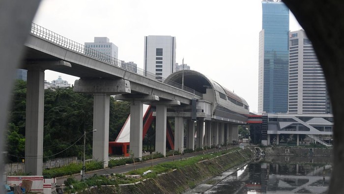 PROGRES KERETA LRT JABODEBEK Suasana pembangunan stasiun kereta 'Light Rail Transit' (LRT) di Dukuh Atas, Jakarta, Senin (6/2/2023). Berdasarkan data yang dirilis PT Kereta Api Indonesia (KAI) pada 4 Februari 2023, pembangunan konstruksi proyek LRT Jabodebek telah mencapai 89,11 persen dan ditargetkan dapat beroperasi pada Juli 2023. ANTARA FOTO/Aditya Pradana Putra/nym.