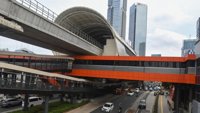 Suasana pembangunan stasiun kereta 'Light Rail Transit' (LRT) di Dukuh Atas, Jakarta, Senin (6/2/2023). Berdasarkan data yang dirilis PT Kereta Api Indonesia (KAI) pada 4 Februari 2023, pembangunan konstruksi proyek LRT Jabodebek telah mencapai 89,11 persen dan ditargetkan dapat beroperasi pada Juli 2023. ANTARA FOTO/Aditya Pradana Putra/nym.