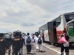 Bus Rombongan Nahdliyin 1 Abad NU Banyak Terparkir di Bahu Tol Sidoarjo