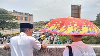 Nahdliyin menggunakan payung di tengah cuaca yang terik (Foto: Deny Prastyo)