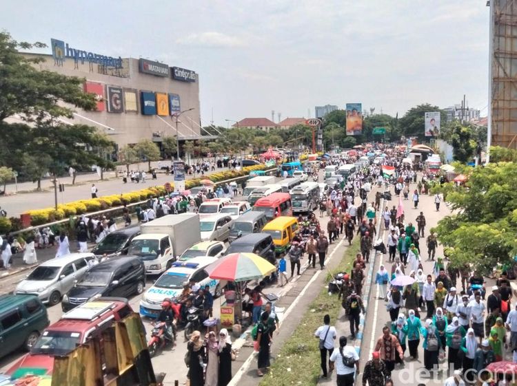 Pulang dari 1 Abad NU, Nahdliyin Kerepotan Cari Bus Rombongan Parkir di Tol