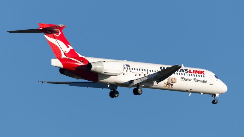 Melbourne, Australia - August 23, 2014: Qantaslink Boeing 717 regional airliner on approach to land at Melbourne Airport wearing a promotional “Discover Tasmania” livery with Tasmanian devils featured on the fuselage.