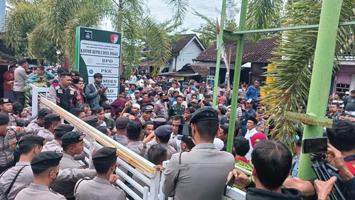 Ratusan aksi massa gedor kantor Desa Ungga, Lombok Tengah minta mundur, Selasa (7/2/2023). Foto: Ahmad Viqi/detikBali.