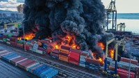 Kontainer yang saling tertubrukan itu akhirnya terbakar.  