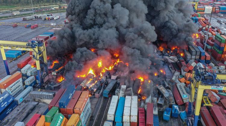 Potret Ratusan Kontainer di Pelabuhan Turki Terbakar Imbas Gempa