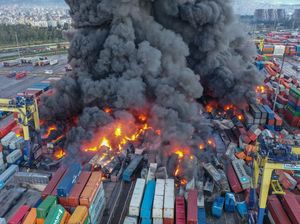 Potret Ratusan Kontainer di Pelabuhan Turki Terbakar Imbas Gempa