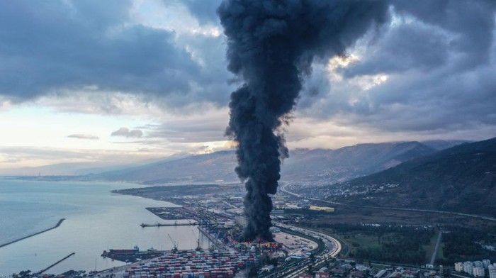 Ratusan Kontainer di Pelabuhan Turki Terbakar Imbas Gempa HATAY, TURKIYE - FEBRUARY 07: An aerial view of fire in the containers that overturned after the earthquake in the Iskenderun Port in Hatay, after 7.7 and 7.6 magnitude earthquakes hit Kahramanmaras, Turkiye on February 7, 2023. Early Monday morning, a strong 7.7 earthquake, centered in the Pazarcik district, jolted Kahramanmaras and strongly shook several provinces, including Gaziantep, Sanliurfa, Diyarbakir, Adana, Adiyaman, Malatya, Osmaniye, Hatay, and Kilis. Later, at 13.24 p.m. (1024GMT), a 7.6 magnitude quake centered in Kahramanmaras' Elbistan district struck the region. Turkiye declared 7 days of national mourning after deadly earthquakes in southern provinces. (Photo by Murat Åengül/Anadolu Agency via Getty Images)
