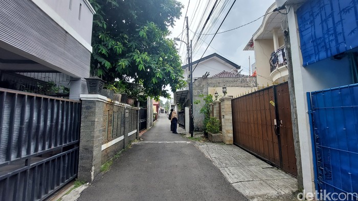 Rumah Bu Ami di Tebet yang viral karena retak akibat air yang merembes dari urukan tetangganya. 7 Februari 2023. (Rumondang Naibaho/detikcom) Rumah Bu Ami di Tebet yang viral karena retak akibat air yang merembes dari urukan tetangganya. 7 Februari 2023. (Rumondang Naibaho/detikcom)