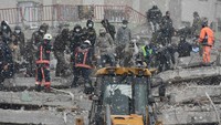 Dilansir detikNews dari AFP, Selasa (7/1/2023), sebanyak 1.444 orang tewas di Suriah akibat gempa itu. Sementara di Turki, tercatat lebih dari 2.379 orang tewas. (Orhan Yoldas/Anadolu Agency via Getty Images)    