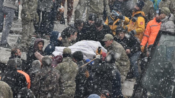Saat Evakuasi Korban Gempa di Turki Terhambat Badai Salju MALATYA, TURKIYE - FEBRUARY 6: A person is rescued from the wreckage of a building during search and rescue efforts after a 7.4 magnitude earthquake hit southern provinces of Turkiye, in Malatya, Turkiye on February 6, 2023. The 7.4 magnitude earthquake jolted Turkiye's southern province of Kahramanmaras early Monday, according to Turkiye's Disaster and Emergency Management Authority (AFAD). It was followed by a magnitude 6.4 quake that struck southeastern Gaziantep province. A third earthquake with a 6.5 magnitude also hit Gaziantep. Earthquakes had affected several provinces including, Osmaniye, Malatya, Adiyaman, Adana, Diyarbakir, Kilis and Sanliurfa. (Photo by Orhan Yoldas/Anadolu Agency via Getty Images)