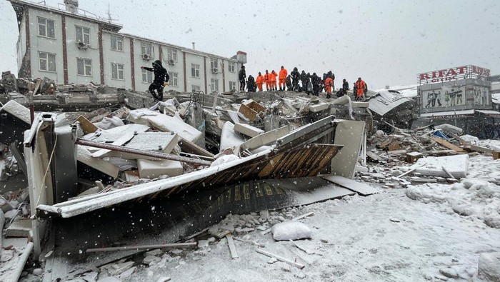 Saat Evakuasi Korban Gempa di Turki Terhambat Badai Salju MALATYA, TURKIYE - FEBRUARY 06: Search and rescue works continue after a 7.4 magnitude earthquake hit southern provinces of Turkiye, in Malatya, Turkiye on February 6, 2023. The 7.4 magnitude earthquake jolted Turkiye's southern province of Kahramanmaras early Monday, according to Turkiye's Disaster and Emergency Management Authority (AFAD). It was followed by a magnitude 6.4 quake that struck southeastern Gaziantep province. A third earthquake with a 6.5 magnitude also hit Gaziantep. Earthquakes had affected several provinces including, Osmaniye, Malatya, AdΓΒ±yaman, Adana, DiyarbakΓΒ±r, Kilis and Sanliurfa. (Photo by Volkan Kasik/Anadolu Agency via Getty Images)