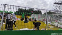 Sampah memang banyak terserak di lapangan dan tribun usai puncak harlah 1 Abad NU (Foto: Suparno)