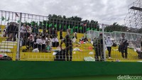 Sampah di tribun juga tak luput dari pembersihan (Foto: Suparno)