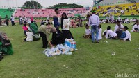 Sampah di lapangan dibersihkan relawan dan nahdliyin (Foto: Suparno)